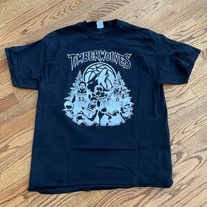 Men’s Extra Large Black Timberwolves Raised By Wolves Graphic Cotton T-Shirt